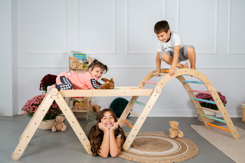 LATRANS Kletterdreieck mit Rutsche und Kletterbogen - Indoor-Klettergerüst für Kleinkinder ab 1 Jahr - Pikler-inspiriertes Kletterspielzeug Pstell und  Grille ( Rainbow) Farben Hergestellt im EU