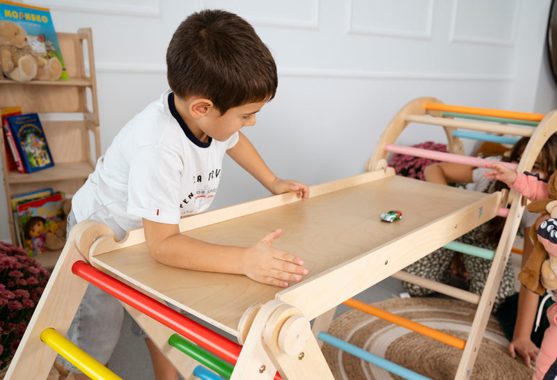 LATRANS Kletterdreieck mit Rutsche und Kletterbogen - Indoor-Klettergerüst für Kleinkinder ab 1 Jahr - Pikler-inspiriertes Kletterspielzeug Pstell und  Grille ( Rainbow) Farben Hergestellt im EU